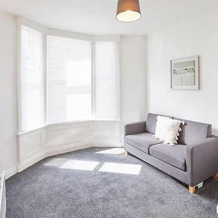 Apt 1 - Queens Court สการ์โบโรห์ ภายนอก รูปภาพ