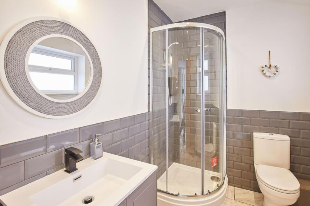 Apt 1 - Queens Court สการ์โบโรห์ ภายนอก รูปภาพ
