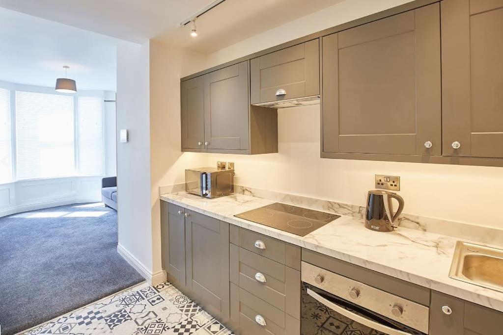 Apt 1 - Queens Court สการ์โบโรห์ ภายนอก รูปภาพ